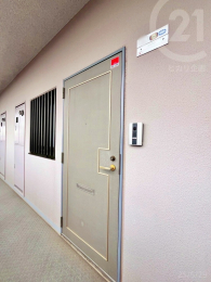  共用廊下からの玄関