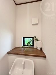  トイレ背面には飾り棚がございます。