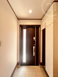  玄関ホール／南東向きの玄関ドアに採光窓。室内に光が入り、朝の外出時には明るく照明いらず♪