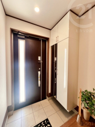  靴箱の姿見は、身だしなみチェックに使える以外にも、室内を広く感じさせてくれる効果があります。