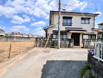  前面道路はL字状になっていて駐車がしやすいです。