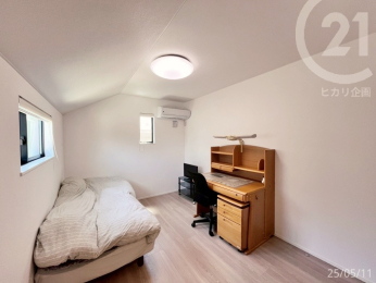  ＜洋室・6帖＞こちらは北側のお部屋ですが、窓が2ヵ所あり明るい空間です。