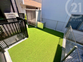  ＜庭＞日当たりが良いので、ガーデニングやちょっとした家庭菜園も楽しめそう。
