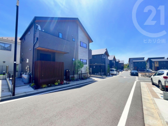  周辺は閑静な住宅地内で落ち着いた住環境。