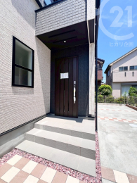  玄関ホールのニッチ棚。小物を飾って家族やお客様をお出迎え♪