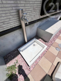  開発分譲地　流入路／全9棟の新しい街並み。