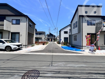  開発分譲地　流入路／全9棟の新しい街並み。