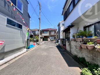  前面道路　交通量少な目で落ち着いた住環境