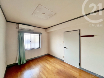 洋室約6帖　玄関横にある洋室は独立したお部屋なので主寝室にお勧めです。