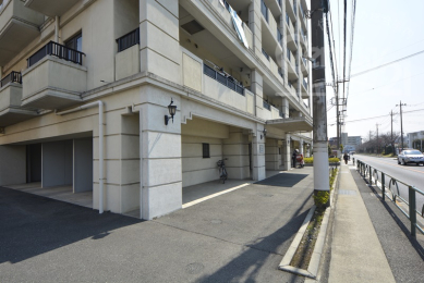  前面道路に歩道整備有。(2017/03/30）