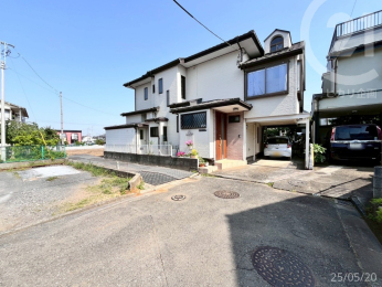 前面道路は南側が行き止まり。交通量が少なく落ち着いた雰囲気のある街並みです。