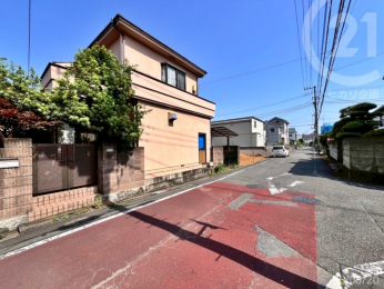  周辺は落ち着いた雰囲気の住宅街