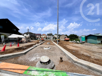  南西側道路より分譲地中央付近を撮影。新設道路が開通します。