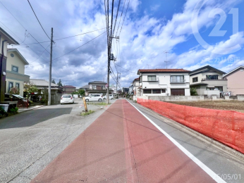  前面道路は広々としています！