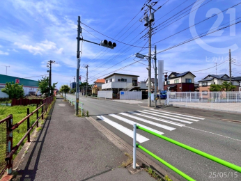  現場北西側道路沿いにすぐの場所にドラッグストアがございます！