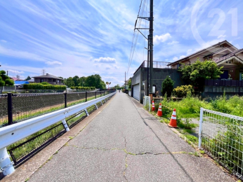  南東側道路は現在幅員4mです。