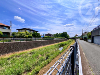  残堀川沿いに続く道はお散歩にもおすすめ。近くにサイクリングor歩行者専用の公園道もございます。