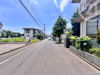  前面道路は約6.5Mでゆったりした街並みです。