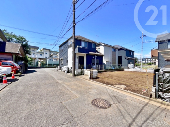  前面道路は広々としています。
