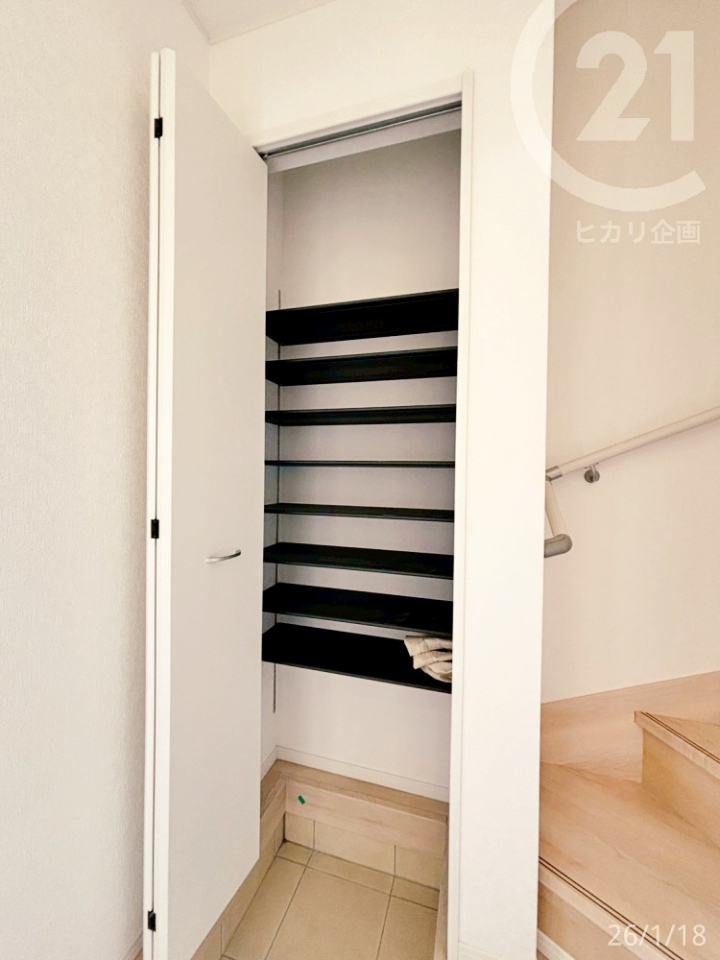  ���ց@�Ƒ����ꂼ��̌C���X�b�L���Еt�V���[�Y�{�b�N�X��