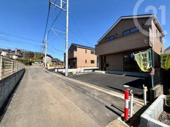  �Ԓʂ�̏��Ȃ������������Z���B�o�X��܂œk��4�`6���ŁA��ʎ�i�ɂ�Ƃ肪���Ă闧�n�B