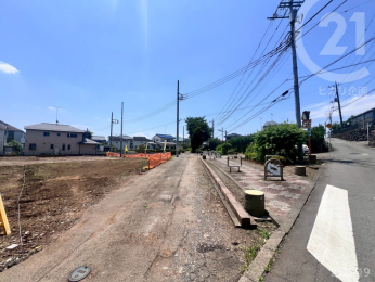  物件の北側には自転車道が通っています。