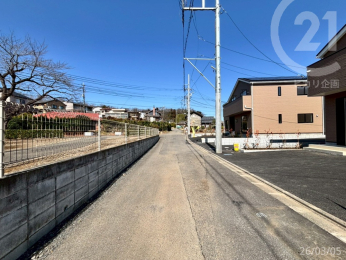  �Ԓʂ�̏��Ȃ������������Z���B�o�X��܂œk��4�`6���ŁA��ʎ�i�ɂ�Ƃ肪���Ă闧�n�B