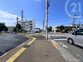  スーパー、郵便局、保育園がすぐそば。生活に便利な住環境です。