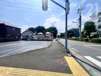  前面道路には歩道が整備されています。