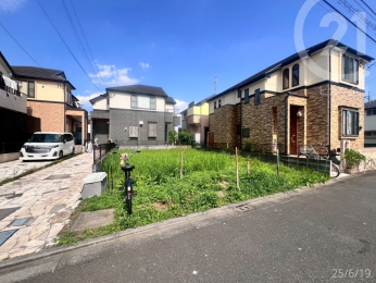  敷地の北側は隣地通路につき、建物同士の間隔は大きめです。
