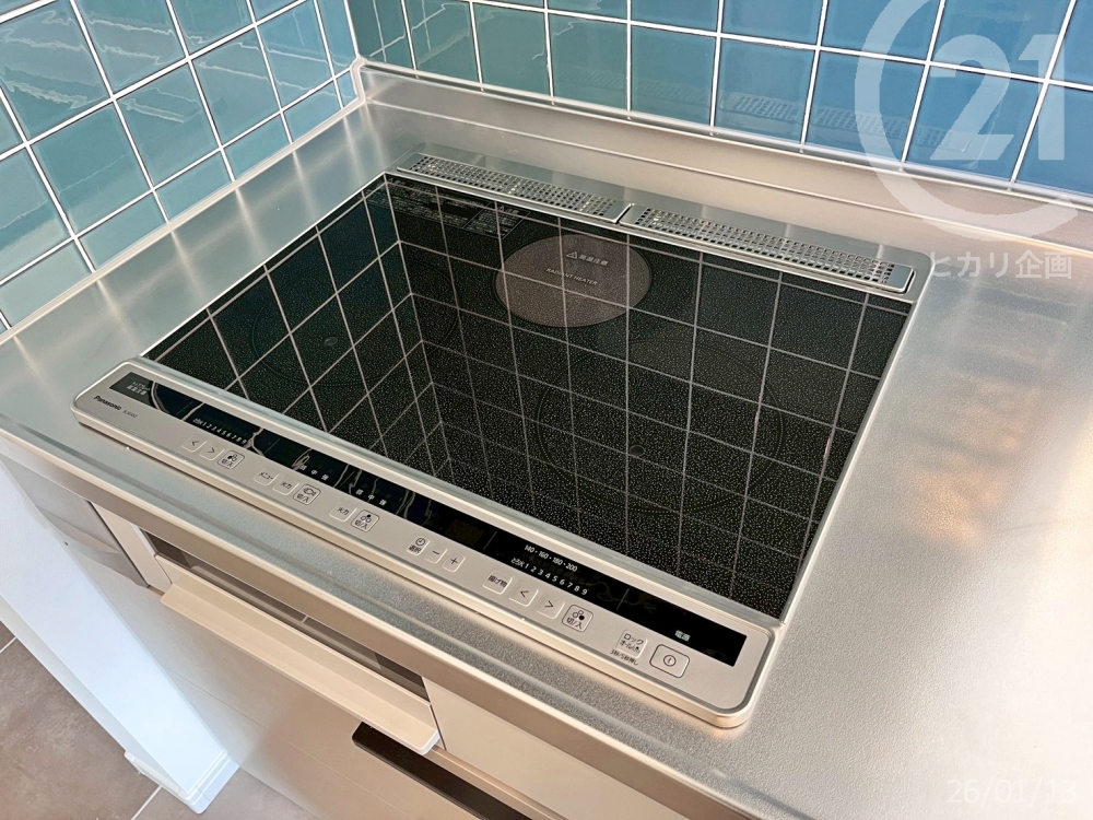  2��IH�{1�����W�G���g�q�[�^�[���ڂ̃R�����B���W�G���g�q�[�^�[�Ȃ�IH��Ή��̓�i�y���ϔM�K���X�j�Ȃǂ��g�����Ƃ��ł��܂��B�iIH�N�b�L���O�q�[�^�[�^�p�i�\�j�b�N�@�i�ԁFLESL32AS2�j