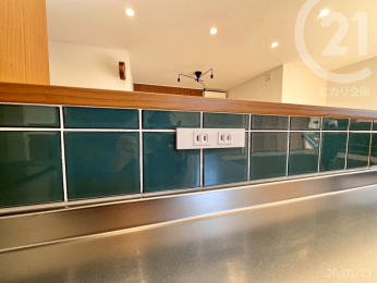  �n���h�~�L�T�[�Ȃǂ��g���₷���悤�ɃL�b�`�������オ��ǂɃR���Z���g��2���ݒu���Ă��܂��B