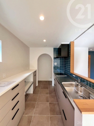  �L�b�`���̎��[���Ȃǂ̐F�͏�i�ȃp�[���O���[�ł��B�i�L�b�`���^�p�i�\�j�b�N�uV�X�^�C���v�j