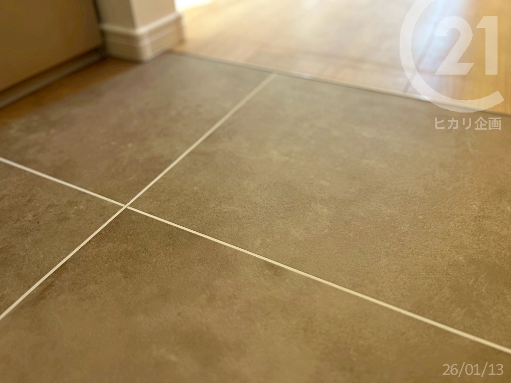  �L�b�`�����ʂ̓��C�h�����^�����̃t���A�^�C�����̗p�B�i���^�T���Q�c�^�i�ԁFIS-2074-C�j