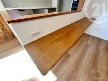  �J�E���^�[���ɂ��R���Z���g������܂��B�X�}�z��^�u���b�g�A�m�[�gPC�Ȃǂ��[�d���Ȃ����Ƃ��邱�Ƃ��ł��܂��B�i�E�b�h�����J�E���^�[�F�� ��450�E���� ��750�j