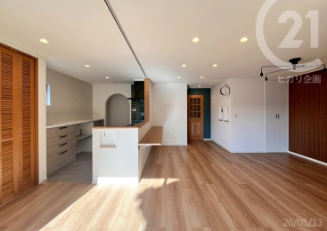  �L�b�`������_�C�j���O�X�y�[�X�܂ŐL�тĂ���Ɩ��p�_�N�g���[���ŁA���D�݂̃y���_���g���C�g�Ȃǂł��������Ƃ炷���Ƃ��ł��܂��B