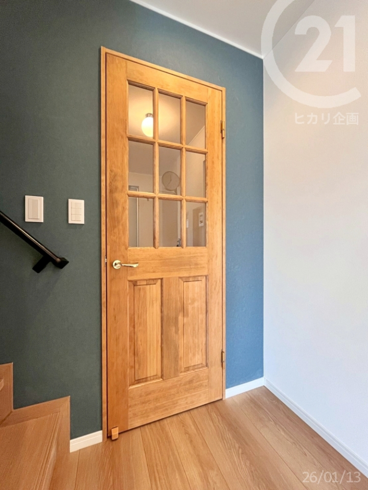  ���r���O�ɂ͓V�R���C�ނ̖ؐ��h�A�B���R�f�ނȂ�ł͂̃I�����[�����̖ؖڂ�A���ԂƂƂ��ɕω����[�݂𑝂��F�����y���߂܂��B