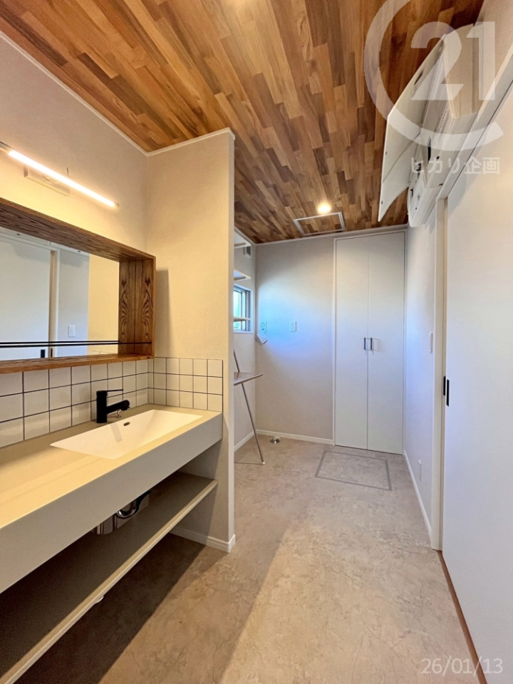  ���ʒE�ߎ��́A�����h���[�X�y�[�X�Ƃ��Ă��]�T�̂���L���Ǝ��[������Ă��܂��B