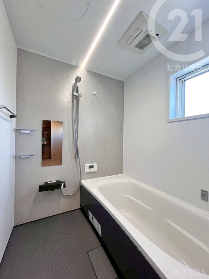  �V���v���Ő������ꂽ�J���[�̃��j�b�g�o�X�B�������C�����g�[�@������Ă��܂��B�i���j�b�g�o�X�^�p�i�\�j�b�N�j