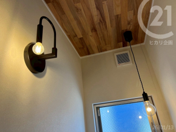  �z���C�g�~�ؖځA�D�����Ƃ炷�Ɩ������������̂��鏬���ȋ�Ԃ����o���܂��B�i�V��N���X�^�V���R�[���@�i��BA7273�j