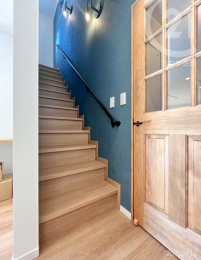  ���r���O�C���K�i�̃A�N�Z���g�N���X�͑�_�Ɏ����h�����悤�Ȃ����炩�ȗh�炬�̂���f�U�C���ł��B�i�A�N�Z���g�N���X�^�T���Q�c�@�i�ԁFFE76061�j