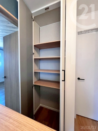  2�K�L���Ɏ��[������Ă��܂��B2�K�g�C���Ŏg���y�[�p�[�̗\����A���ł��|�����ł���悤�ɂ��|���O�b�Y�Ȃǂ�ۊǂ��Ă������Ƃ��ł��܂��B