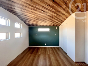  �Q���i8.2���j�^�[�����S���������炷�O���[���̃N���X������������Q���ł��B�i�A�N�Z���g�N���X�^�T���Q�c�@�i�ԁFFE76060�j