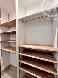  �y�Ԏ��[�X�y�[�X�̉��I�͂��D�݂Ŕz�u�̒������ł��A�J�[�O�b�Y��x�r�[�J�[�ȂǁA�召���܂��܂ȕ��̎��[�ɑΉ��B