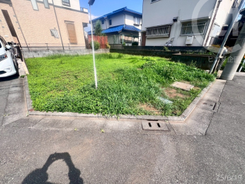  西側約8.2M、北側約3.4Mが道路に面しています。
