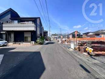  西側5M公道／分譲地内道路に転回広場として使える場所が2ヶ所あり駐車などに便利。
