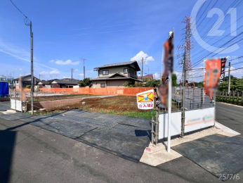 1号棟／西側約5M道路、南側約3.6M道路に接しています。