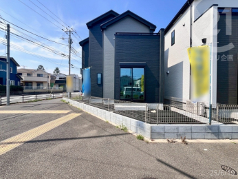  敷地は三方向に道路が面した角地。通風性・採光性良好な1棟です。