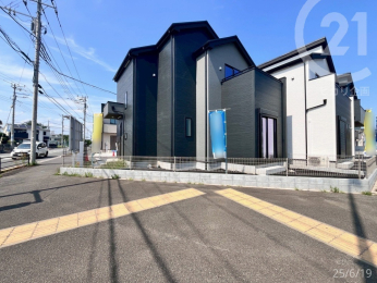  南・西側道路には歩道が整備されています。
