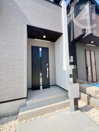  玄関ポーチは雨の日にも出入りがしやすい、ちょっと凹んだスペースになっています。